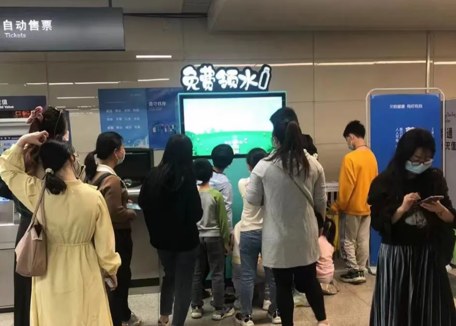 一瓶水赚1块,一年能挣30万!免费送水的冷门项目~ 一瓶水赚1块,一年能挣30万!免费送水的冷门项目~